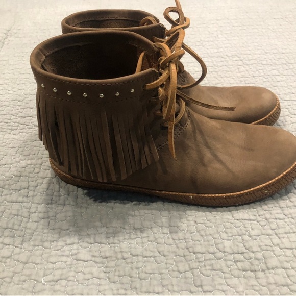 UGG ALEXIA DARK CHESTNUT NUBUCK LEATHER FRINGE STUDDED MOCCASIN ANKLE BOOTS SZ 6 - Picture 5 of 9